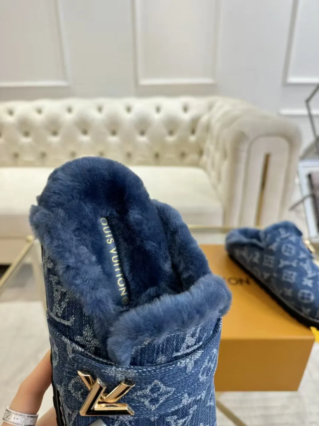 p600✨ LV Couple’s Wool Slippers｜Full of high-end feel, the soles of your feet are luxurious✨ We have achieved the ultimate restoration of the "higher version" of this pair of LV classic toe-toe slippers! 👫💫 🌟 The core advantages are clear at a glance: ✔️ Original jacquard + cowhide fabric, delicate texture, high-end at first glance; ✔️ 280% pure wool lining, wearing barefoot is like stepping on clouds ☁️, soft and skin-friendly and not sweaty; ✔️ Non-slip rubber bottom + three-dimensional toe design, super stable for walking, fashionable and practical!  👀 Must-have attention to detail: Belt buckle + classic LV presbyopic elements, revealing the aura of a big-name brand in a low-key manner ~ Whether it is a couple dating or a trip with besties, both of them are the focus when they go out👟💖 ✨ Easily match the wardrobe: jeans + sweaters, lazy and casual style ✔️ Coat + skirt, refined and elegant ✔️ One pair of shoes can handle a variety of styles, and the sense of luxury is never artificial ~ #LV slippers #couple outfit #High-End Customization #Quality Shoes Recommendation Fabric: Yangjing/classic jacquard fabric Lining: Imported wool lining Sole: Original rubber sole Size: Female 35-41 Male 38-46